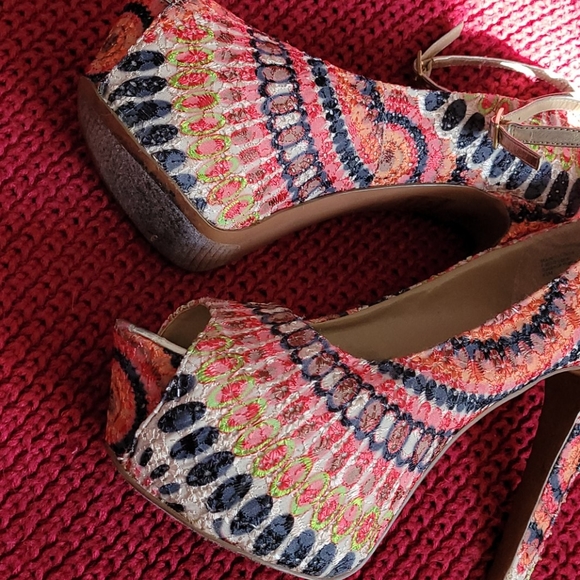 WILD PAIR Multicolor Platform Heels With Studs - Picture 4 of 8